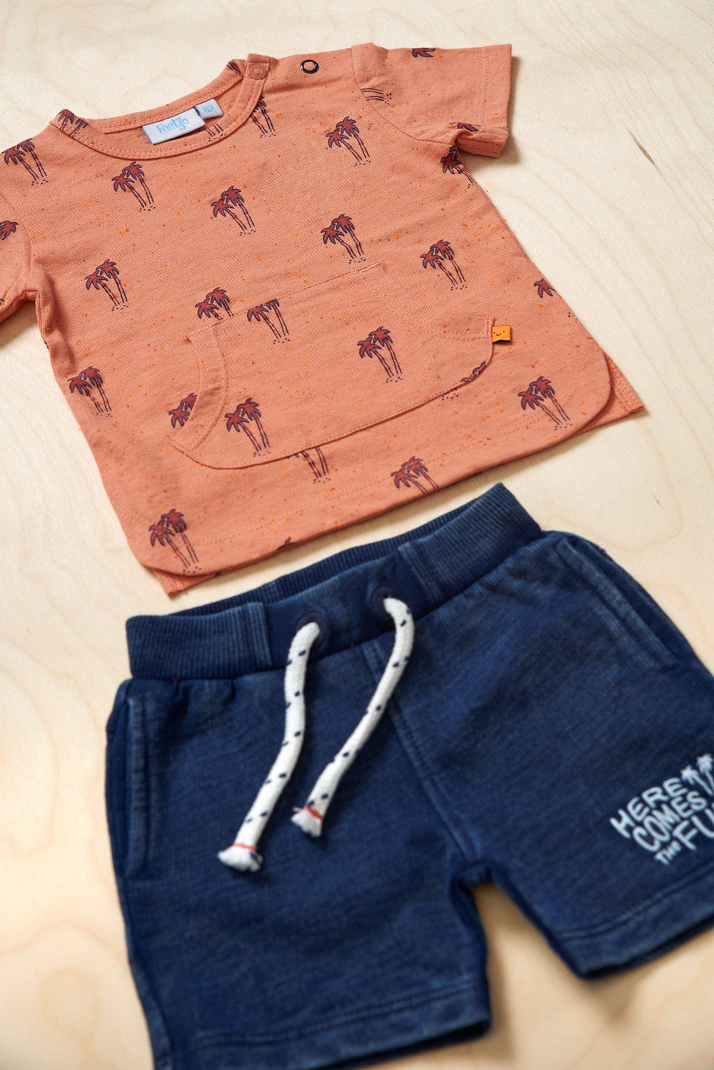 Shirt / top kort, here comes the fun - koraal palm, Feetje